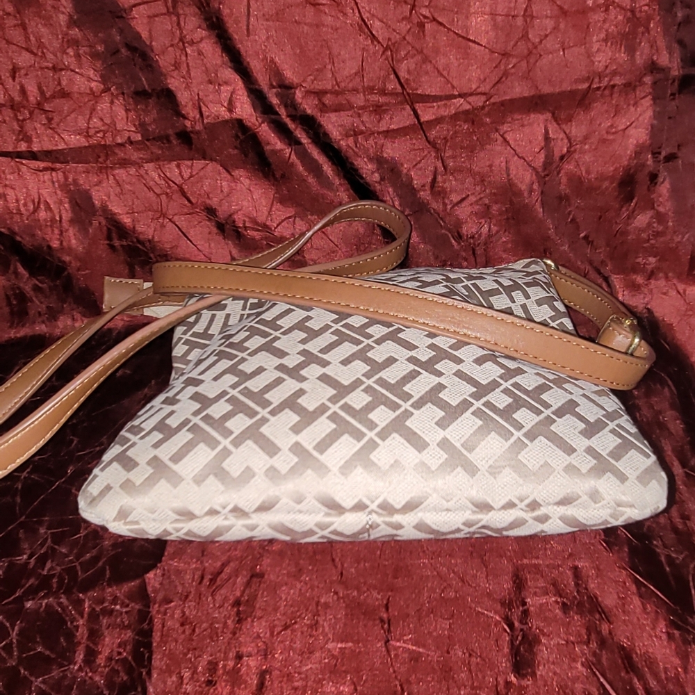 Tommy Hilfiger Cream and Tan Crossbody Bag - Picture 5 of 5